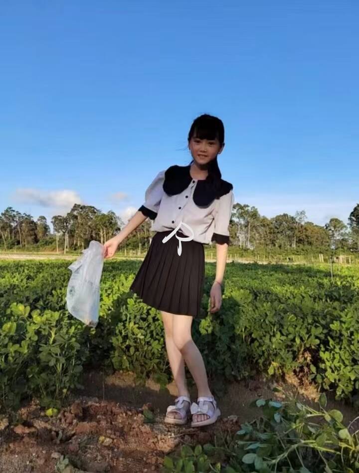 秋风吹拂她的脸碎发,她在田间忙碌-大饼博士的小星星们应援站